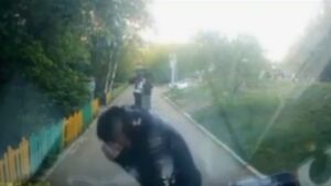 В Улан-Удэ подростки залили грузчика перцовкой и забросали камнями